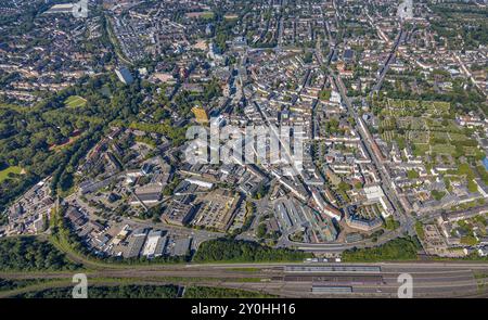 Luftbild, City Innenstadt Ansicht mit Hbf Hauptbahnhof, Wohngebiet und Übersicht Altstadt mit Ringstraße und Altstadtfriedhof, links Evangelisches Klinikum und Plaza Hotel Hochhäuser, Hinten City Hochhaus, Altstadt, Gelsenkirchen, Ruhrgebiet, Nordrhein-Westfalen, Deutschland ACHTUNGxMINDESTHONORARx60xEURO *** Vista aerea, vista sul centro città con stazione centrale, zona residenziale e panoramica città vecchia con Ringstraße e cimitero della città vecchia, sulla sinistra Evangelisches Klinikum e Plaza Hotel, edifici alti dietro la Hochhaus City, centro storico, Gelsenkirchen, zona Ruhr, Renania settentrionale-Vestfalia, Germa Foto Stock