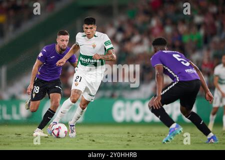 Elche, Spagna. 2 settembre 2024. ELCHE, SPAGNA - 2 SETTEMBRE: Nico Castro attacca il centrocampo dell'Elche CF compete per il pallone con il Marvel Antolin Garzon Centre-Back di Cordoba CF durante il LaLiga Hypermotion match tra Elche CF e Cordoba CF allo stadio Manuel Martinez Valero il 2 settembre 2024 a Elche, Spagna. (Foto di Francisco Macia/Photo Players Images/Magara Press) crediti: Magara Press SL/Alamy Live News Foto Stock