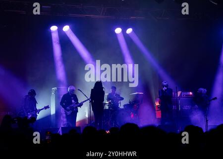 THE JESUS AND MARY CHAIN, CONCERTO, 2024: Vista completa della band dalla sound desk delle leggende della musica indie scozzese The Jesus and Mary Chain headline The far Out Stage. Secondo giorno del Green Man Festival 2024 al Glanusk Park, Brecon, Galles, il 16 agosto 2024. Foto: Rob Watkins. INFO: The Jesus and Mary Chain è un gruppo musicale alternative rock scozzese formatosi nel 1983, rinomato per il loro influente sound che fonde il noise pop con il post-punk. Il loro album di debutto, Psychocandy, è iconico, combinando chitarre pesanti con songwriting dark e melodico. Foto Stock