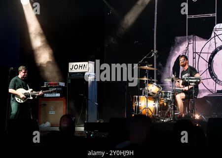 JOHN, PUNK BAND, CONCERTO, 2024: Johnny and John della band punk britannica JOHN on the far Out Stage. Secondo giorno del Green Man Festival 2024 al Glanusk Park, Brecon, Galles, il 16 agosto 2024. Foto: Rob Watkins. INFO: John è un duo punk britannico noto per il loro suono grezzo e ad alta energia che fonde il punk rock con il noise rock. Con potenti percussioni e riff di chitarra grintosi, la loro musica è intensa e conflittuale, offrendo un commento feroce e non filtrato attraverso arrangiamenti minimalistici ma di grande impatto. Foto Stock