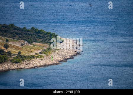 Vista aerea della casa solitaria costruita sulla spiaggia grezza vicino alla città di Primosten, Croazia, su una meravigliosa penisola in mare adriatico aperto Foto Stock