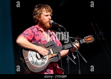 JOHNNY FLYNN, CONCERTO, 2024: Attore e cantante Johnny Flynn che suona a metà pomeriggio ambientato al sole estivo sul Mountain Stage. Secondo giorno del Green Man Festival 2024 al Glanusk Park, Brecon, Galles, il 16 agosto 2024. Foto: Rob Watkins. INFO: Johnny Flynn è un cantautore, musicista e attore britannico noto per il suo sound ispirato al folk. Mescolando folk tradizionale con indie rock, la sua musica presenta testi poetici e melodie acustiche. Anche lui attore di successo, Flynn bilancia la sua carriera musicale con ruoli notevoli nel cinema e nel teatro. Foto Stock