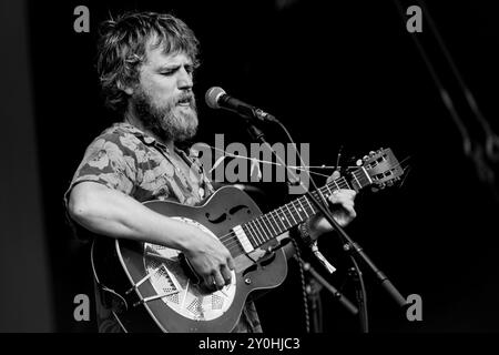 JOHNNY FLYNN, CONCERTO, 2024: Attore e cantante Johnny Flynn che suona a metà pomeriggio ambientato al sole estivo sul Mountain Stage. Secondo giorno del Green Man Festival 2024 al Glanusk Park, Brecon, Galles, il 16 agosto 2024. Foto: Rob Watkins. INFO: Johnny Flynn è un cantautore, musicista e attore britannico noto per il suo sound ispirato al folk. Mescolando folk tradizionale con indie rock, la sua musica presenta testi poetici e melodie acustiche. Anche lui attore di successo, Flynn bilancia la sua carriera musicale con ruoli notevoli nel cinema e nel teatro. Foto Stock