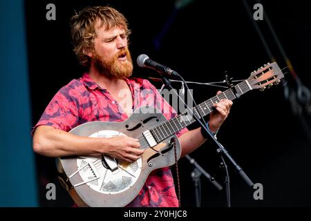 JOHNNY FLYNN, CONCERTO, 2024: Attore e cantante Johnny Flynn che suona a metà pomeriggio ambientato al sole estivo sul Mountain Stage. Secondo giorno del Green Man Festival 2024 al Glanusk Park, Brecon, Galles, il 16 agosto 2024. Foto: Rob Watkins. INFO: Johnny Flynn è un cantautore, musicista e attore britannico noto per il suo sound ispirato al folk. Mescolando folk tradizionale con indie rock, la sua musica presenta testi poetici e melodie acustiche. Anche lui attore di successo, Flynn bilancia la sua carriera musicale con ruoli notevoli nel cinema e nel teatro. Foto Stock