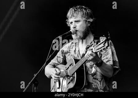 JOHNNY FLYNN, CONCERTO, 2024: Attore e cantante Johnny Flynn che suona a metà pomeriggio ambientato al sole estivo sul Mountain Stage. Secondo giorno del Green Man Festival 2024 al Glanusk Park, Brecon, Galles, il 16 agosto 2024. Foto: Rob Watkins. INFO: Johnny Flynn è un cantautore, musicista e attore britannico noto per il suo sound ispirato al folk. Mescolando folk tradizionale con indie rock, la sua musica presenta testi poetici e melodie acustiche. Anche lui attore di successo, Flynn bilancia la sua carriera musicale con ruoli notevoli nel cinema e nel teatro. Foto Stock