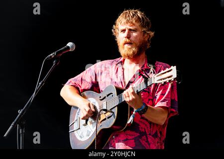 JOHNNY FLYNN, CONCERTO, 2024: Attore e cantante Johnny Flynn che suona a metà pomeriggio ambientato al sole estivo sul Mountain Stage. Secondo giorno del Green Man Festival 2024 al Glanusk Park, Brecon, Galles, il 16 agosto 2024. Foto: Rob Watkins. INFO: Johnny Flynn è un cantautore, musicista e attore britannico noto per il suo sound ispirato al folk. Mescolando folk tradizionale con indie rock, la sua musica presenta testi poetici e melodie acustiche. Anche lui attore di successo, Flynn bilancia la sua carriera musicale con ruoli notevoli nel cinema e nel teatro. Foto Stock