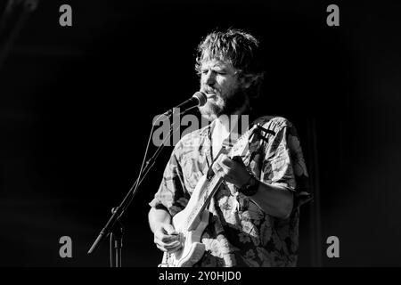 JOHNNY FLYNN, CONCERTO, 2024: Attore e cantante Johnny Flynn che suona a metà pomeriggio ambientato al sole estivo sul Mountain Stage. Secondo giorno del Green Man Festival 2024 al Glanusk Park, Brecon, Galles, il 16 agosto 2024. Foto: Rob Watkins. INFO: Johnny Flynn è un cantautore, musicista e attore britannico noto per il suo sound ispirato al folk. Mescolando folk tradizionale con indie rock, la sua musica presenta testi poetici e melodie acustiche. Anche lui attore di successo, Flynn bilancia la sua carriera musicale con ruoli notevoli nel cinema e nel teatro. Foto Stock