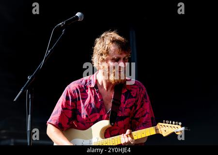 JOHNNY FLYNN, CONCERTO, 2024: Attore e cantante Johnny Flynn che suona a metà pomeriggio ambientato al sole estivo sul Mountain Stage. Secondo giorno del Green Man Festival 2024 al Glanusk Park, Brecon, Galles, il 16 agosto 2024. Foto: Rob Watkins. INFO: Johnny Flynn è un cantautore, musicista e attore britannico noto per il suo sound ispirato al folk. Mescolando folk tradizionale con indie rock, la sua musica presenta testi poetici e melodie acustiche. Anche lui attore di successo, Flynn bilancia la sua carriera musicale con ruoli notevoli nel cinema e nel teatro. Foto Stock