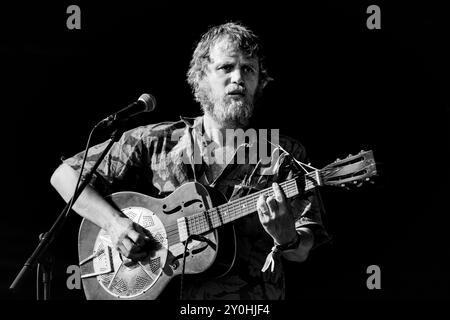 JOHNNY FLYNN, CONCERTO, 2024: Attore e cantante Johnny Flynn che suona a metà pomeriggio ambientato al sole estivo sul Mountain Stage. Secondo giorno del Green Man Festival 2024 al Glanusk Park, Brecon, Galles, il 16 agosto 2024. Foto: Rob Watkins. INFO: Johnny Flynn è un cantautore, musicista e attore britannico noto per il suo sound ispirato al folk. Mescolando folk tradizionale con indie rock, la sua musica presenta testi poetici e melodie acustiche. Anche lui attore di successo, Flynn bilancia la sua carriera musicale con ruoli notevoli nel cinema e nel teatro. Foto Stock