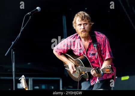 JOHNNY FLYNN, CONCERTO, 2024: Attore e cantante Johnny Flynn che suona a metà pomeriggio ambientato al sole estivo sul Mountain Stage. Secondo giorno del Green Man Festival 2024 al Glanusk Park, Brecon, Galles, il 16 agosto 2024. Foto: Rob Watkins. INFO: Johnny Flynn è un cantautore, musicista e attore britannico noto per il suo sound ispirato al folk. Mescolando folk tradizionale con indie rock, la sua musica presenta testi poetici e melodie acustiche. Anche lui attore di successo, Flynn bilancia la sua carriera musicale con ruoli notevoli nel cinema e nel teatro. Foto Stock