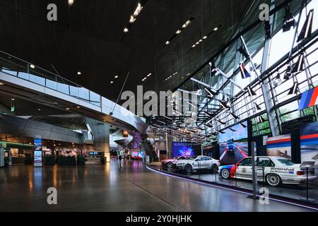 Monaco di Baviera, Germania - 18 aprile 2024: Interni di BMW Welt, una mostra combinata, consegna, museo di avventura e sede di eventi, fondata nel 2007 Foto Stock