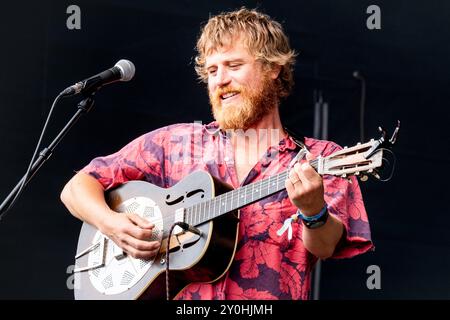 JOHNNY FLYNN, CONCERTO, 2024: Attore e cantante Johnny Flynn che suona a metà pomeriggio ambientato al sole estivo sul Mountain Stage. Secondo giorno del Green Man Festival 2024 al Glanusk Park, Brecon, Galles, il 16 agosto 2024. Foto: Rob Watkins. INFO: Johnny Flynn è un cantautore, musicista e attore britannico noto per il suo sound ispirato al folk. Mescolando folk tradizionale con indie rock, la sua musica presenta testi poetici e melodie acustiche. Anche lui attore di successo, Flynn bilancia la sua carriera musicale con ruoli notevoli nel cinema e nel teatro. Foto Stock