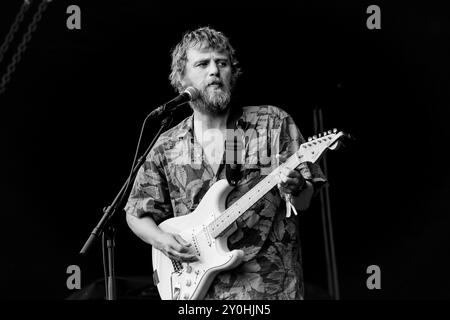 JOHNNY FLYNN, CONCERTO, 2024: Attore e cantante Johnny Flynn che suona a metà pomeriggio ambientato al sole estivo sul Mountain Stage. Secondo giorno del Green Man Festival 2024 al Glanusk Park, Brecon, Galles, il 16 agosto 2024. Foto: Rob Watkins. INFO: Johnny Flynn è un cantautore, musicista e attore britannico noto per il suo sound ispirato al folk. Mescolando folk tradizionale con indie rock, la sua musica presenta testi poetici e melodie acustiche. Anche lui attore di successo, Flynn bilancia la sua carriera musicale con ruoli notevoli nel cinema e nel teatro. Foto Stock