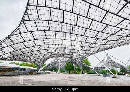 Monaco, Germania - 18 aprile 2024: Ingresso allo stadio dell'Olympiapark. Il Parco Olimpico di Monaco è stato costruito per le Olimpiadi estive del 1972 Foto Stock