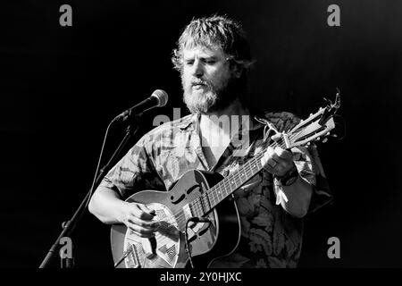 JOHNNY FLYNN, CONCERTO, 2024: Attore e cantante Johnny Flynn che suona a metà pomeriggio ambientato al sole estivo sul Mountain Stage. Secondo giorno del Green Man Festival 2024 al Glanusk Park, Brecon, Galles, il 16 agosto 2024. Foto: Rob Watkins. INFO: Johnny Flynn è un cantautore, musicista e attore britannico noto per il suo sound ispirato al folk. Mescolando folk tradizionale con indie rock, la sua musica presenta testi poetici e melodie acustiche. Anche lui attore di successo, Flynn bilancia la sua carriera musicale con ruoli notevoli nel cinema e nel teatro. Foto Stock