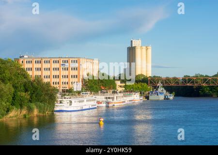 Hameln, Hamelin: fiume Weser, porto, ponte ferroviario inutilizzato a Weserbergland, Niedersachsen, bassa Sassonia, Germania Foto Stock