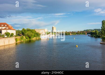 Hameln, Hamelin: fiume Weser, porto, ponte ferroviario inutilizzato a Weserbergland, Niedersachsen, bassa Sassonia, Germania Foto Stock