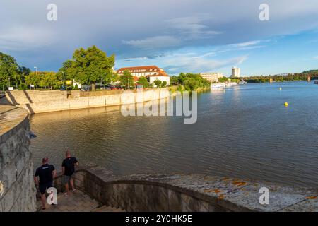 Hameln, Hamelin: fiume Weser, porto, ponte ferroviario inutilizzato a Weserbergland, Niedersachsen, bassa Sassonia, Germania Foto Stock