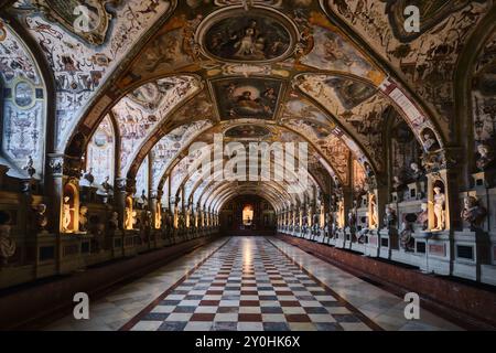 Monaco di Baviera, Germania - 18 aprile 2024: La grande sala dell'Antiquarium all'interno del Museo Residenz Foto Stock