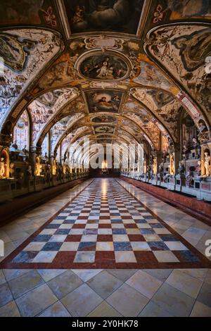 Monaco di Baviera, Germania - 18 aprile 2024: La grande sala dell'Antiquarium all'interno del Museo Residenz Foto Stock