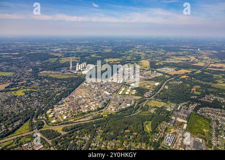 Luftbild, Ruhr OEL GmbH - BP Gelsenkirchen Ölraffinerie und Kraftwerk Scholven, dazwischen Windpark Halde Oberscholven, Fernsicht, Scholven, Gelsenkirchen, Ruhrgebiet, Nordrhein-Westfalen, Deutschland ACHTUNGxMINDESTHONORARx60xEURO *** Vista aerea, raffineria petrolifera di Ruhr OEL GmbH BP Gelsenkirchen e centrale elettrica di Scholven, in mezzo al parco eolico slagheap Oberscholven, Distant view, Scholven, Gelsenkirchen, zona della Ruhr, Renania settentrionale-Vestfalia, Germania ATTENTIONxMINDESTHONORARx60xEURO Foto Stock