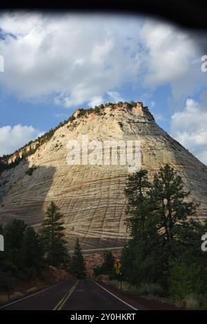 Springdale, Utah. STATI UNITI 8/13/2024. Il Virgin River del Parco Nazionale di Zion ha intagliato la maestosità lungo 15 km, il Canyon di Zion, con scogliere di colore rossastro e marrone. Abbondanza Foto Stock