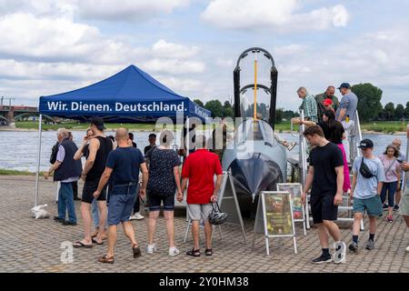 Die Bundeswehr auf dem NRW Tag in Köln, Information und Nachwuchswerbung, Cockpit Modell eines Tornado Kampfjets, Besucher, NRW, Deutschland Bundeswehr Nachwuchswerbung *** la Bundeswehr al NRW Day di Colonia, informazioni e reclutamento, modello di cabina di un caccia Tornado, visitatori, NRW, Germania Bundeswehr reclutamento Foto Stock