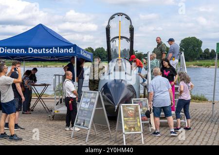 Die Bundeswehr auf dem NRW Tag in Köln, Information und Nachwuchswerbung, Cockpit Modell eines Tornado Kampfjets, Besucher, NRW, Deutschland Bundeswehr Nachwuchswerbung *** la Bundeswehr al NRW Day di Colonia, informazioni e reclutamento, modello di cabina di un caccia Tornado, visitatori, NRW, Germania Bundeswehr reclutamento Foto Stock