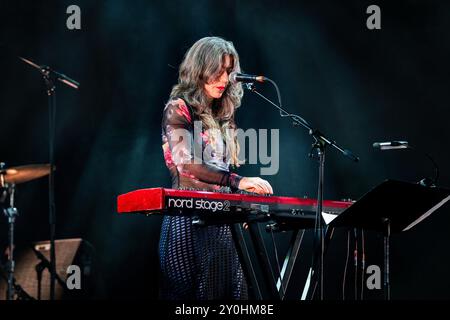 JULIA HOLTER, FAR OUT STAGE, 2024: La cantautrice americana Julia Holter suona il far Out Stage. Secondo giorno del Green Man Festival 2024 al Glanusk Park, Brecon, Galles, il 16 agosto 2024. Foto: Rob Watkins. INFORMAZIONI: Julia Holter è una cantautrice e compositrice statunitense nota per il suo suono pop d'avanguardia. La sua musica mescola elementi sperimentali, classici ed elettronici con voci eteree e arrangiamenti complessi, esplorando temi di identità, mitologia e introspezione personale con un approccio distintivo e innovativo. Foto Stock