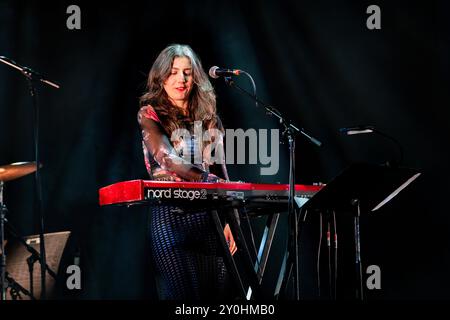 JULIA HOLTER, FAR OUT STAGE, 2024: La cantautrice americana Julia Holter suona il far Out Stage. Secondo giorno del Green Man Festival 2024 al Glanusk Park, Brecon, Galles, il 16 agosto 2024. Foto: Rob Watkins. INFORMAZIONI: Julia Holter è una cantautrice e compositrice statunitense nota per il suo suono pop d'avanguardia. La sua musica mescola elementi sperimentali, classici ed elettronici con voci eteree e arrangiamenti complessi, esplorando temi di identità, mitologia e introspezione personale con un approccio distintivo e innovativo. Foto Stock