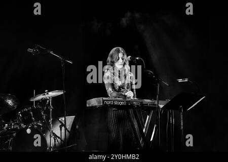 JULIA HOLTER, FAR OUT STAGE, 2024: La cantautrice americana Julia Holter suona il far Out Stage. Secondo giorno del Green Man Festival 2024 al Glanusk Park, Brecon, Galles, il 16 agosto 2024. Foto: Rob Watkins. INFORMAZIONI: Julia Holter è una cantautrice e compositrice statunitense nota per il suo suono pop d'avanguardia. La sua musica mescola elementi sperimentali, classici ed elettronici con voci eteree e arrangiamenti complessi, esplorando temi di identità, mitologia e introspezione personale con un approccio distintivo e innovativo. Foto Stock