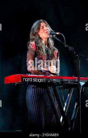 JULIA HOLTER, FAR OUT STAGE, 2024: La cantautrice americana Julia Holter suona il far Out Stage. Secondo giorno del Green Man Festival 2024 al Glanusk Park, Brecon, Galles, il 16 agosto 2024. Foto: Rob Watkins. INFORMAZIONI: Julia Holter è una cantautrice e compositrice statunitense nota per il suo suono pop d'avanguardia. La sua musica mescola elementi sperimentali, classici ed elettronici con voci eteree e arrangiamenti complessi, esplorando temi di identità, mitologia e introspezione personale con un approccio distintivo e innovativo. Foto Stock