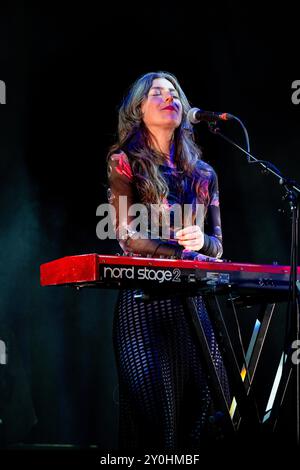 JULIA HOLTER, FAR OUT STAGE, 2024: La cantautrice americana Julia Holter suona il far Out Stage. Secondo giorno del Green Man Festival 2024 al Glanusk Park, Brecon, Galles, il 16 agosto 2024. Foto: Rob Watkins. INFORMAZIONI: Julia Holter è una cantautrice e compositrice statunitense nota per il suo suono pop d'avanguardia. La sua musica mescola elementi sperimentali, classici ed elettronici con voci eteree e arrangiamenti complessi, esplorando temi di identità, mitologia e introspezione personale con un approccio distintivo e innovativo. Foto Stock