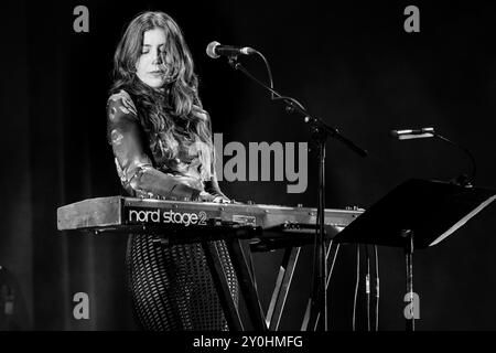 JULIA HOLTER, FAR OUT STAGE, 2024: La cantautrice americana Julia Holter suona il far Out Stage. Secondo giorno del Green Man Festival 2024 al Glanusk Park, Brecon, Galles, il 16 agosto 2024. Foto: Rob Watkins. INFORMAZIONI: Julia Holter è una cantautrice e compositrice statunitense nota per il suo suono pop d'avanguardia. La sua musica mescola elementi sperimentali, classici ed elettronici con voci eteree e arrangiamenti complessi, esplorando temi di identità, mitologia e introspezione personale con un approccio distintivo e innovativo. Foto Stock