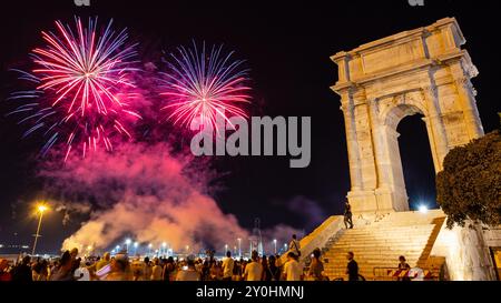 Ancona, Italia - 09-01-2024 - fuochi d'artificio alla "Festa del Mare 2024" vicino all'Arco di Traiano Foto Stock