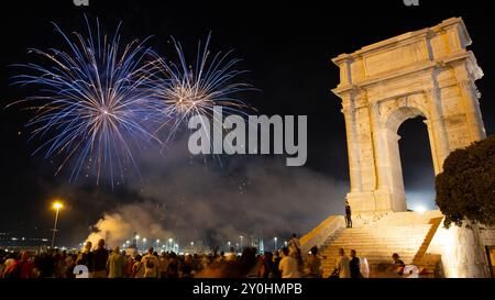 Ancona, Italia - 09-01-2024 - fuochi d'artificio alla "Festa del Mare 2024" vicino all'Arco di Traiano Foto Stock