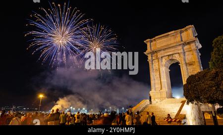 Ancona, Italia - 09-01-2024 - fuochi d'artificio alla "Festa del Mare 2024" vicino all'Arco di Traiano Foto Stock