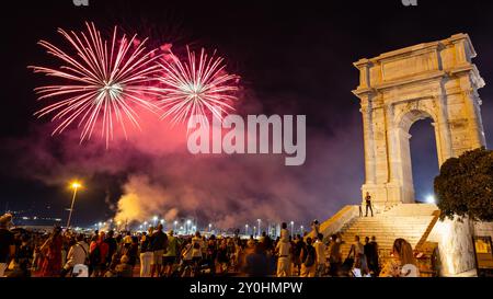 Ancona, Italia - 09-01-2024 - fuochi d'artificio alla "Festa del Mare 2024" vicino all'Arco di Traiano Foto Stock