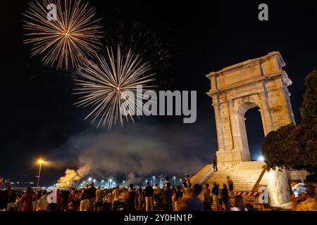 Ancona, Italia - 09-01-2024 - fuochi d'artificio alla "Festa del Mare 2024" vicino all'Arco di Traiano Foto Stock