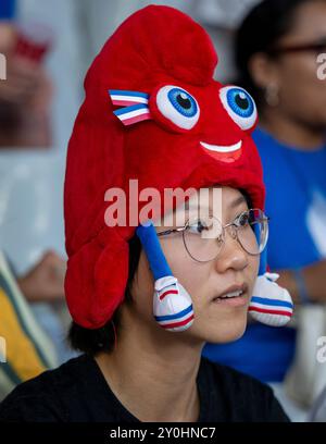 Parigi, Ile de France, Francia. 2 settembre 2024. 2 settembre 2024: Una donna indossa un berretto parapalegiano ad un evento di atletica. (Immagine di credito: © Mark Edward Harris/ZUMA Press Wire) SOLO PER USO EDITORIALE! Non per USO commerciale! Foto Stock