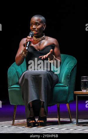 Londra, Regno Unito. 2 settembre 2024. L'autore parla per ospitare Tolly e il pubblico. L'acclamata autrice, giornalista, oratrice e presentatrice Candice Brathwaite (a sinistra e da vicino) lancia questa sera la tappa londinese del suo tour del libro "Manifesto" presso l'Hackney Empire nell'East London. L'evento è condotto da Tolani (Tolly) Shoneye (seduto sulla destra). L'evento è esaurito. Credito: Imageplotter/EMPICS/Alamy Live News Foto Stock