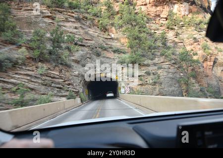 Springdale, Utah. STATI UNITI 8/13/2024. Il Virgin River del Parco Nazionale di Zion ha intagliato la maestosità lungo 15 km, il Canyon di Zion, con scogliere di colore rossastro e marrone. Abbondanza Foto Stock