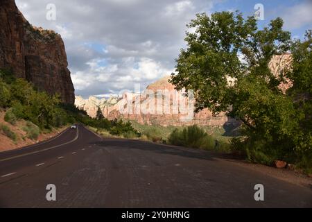 Springdale, Utah. STATI UNITI 8/13/2024. Il Virgin River del Parco Nazionale di Zion ha intagliato la maestosità lungo 15 km, il Canyon di Zion, con scogliere di colore rossastro e marrone. Abbondanza Foto Stock