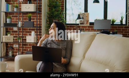 Il lavoratore remoto ha sottolineato la ricerca di idee creative per il progetto, faticando a trovare soluzioni ai problemi. Libero professionista telelavoratore che sta pensando troppo, cercando di risolvere compiti in un ufficio di appartamenti, telecamera A. Foto Stock