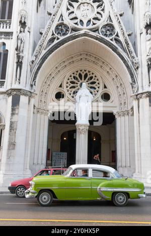 Cuba, l'Avana. Auto classiche d'epoca. Chiesa del Santo Angelo di Cuba. Iglesia del Santo Angel. Berlina Chevrolet bel Air a 4 porte 1953 Foto Stock