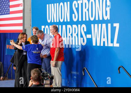 Detroit, Stati Uniti. 2 settembre 2024. Il vicepresidente Kamala Harris si unisce ai leader sindacali, tra cui il presidente della National Education Association Becky Pringle, il presidente della American Federation of Teachers Randi Weingarten, il presidente Brent Booker, il presidente dell'Utility Workers Union of America James Slevin e il presidente della United Auto Workers Shawn Fain, sul palco di un evento della Festa del lavoro a Detroit, Michigan, il 2 settembre 2024. (Foto di Andrew Roth/Sipa USA) credito: SIPA USA/Alamy Live News Foto Stock