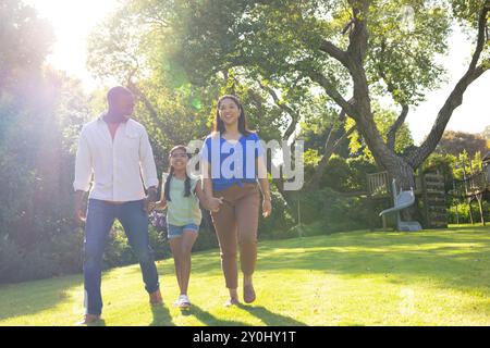 Goditi una giornata di sole all'aperto, passeggia in famiglia in giardino Foto Stock