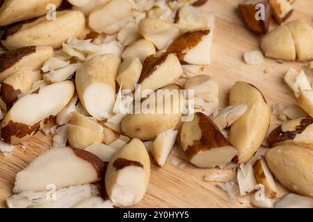 Noci brasiliane fresche sbucciate dalla conchiglia sulla tavola, frutta brasiliana sbucciata sparsa sulla tavola Foto Stock