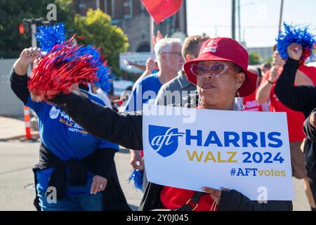 Detroit, Michigan, Stati Uniti. 2 settembre 2024. I membri della American Federation of Teachers partecipano alla parata del Labor Day di Detroit, facendo campagna per Kamala Harris come presidente. Crediti: Jim West/Alamy Live News Foto Stock