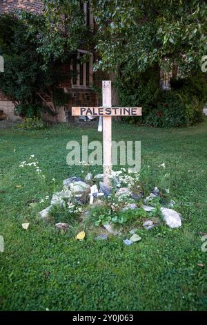 Detroit, Michigan, Stati Uniti. 2 settembre 2024. Una croce fuori dalla Chiesa Episcopale di San Pietro piange la distruzione della guerra in Palestina. Crediti: Jim West/Alamy Live News Foto Stock